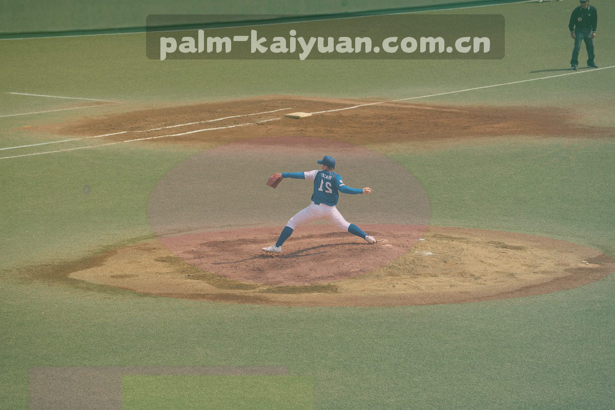 站点调度台前的桌面、排班板与电话，侧逆光，人物仅露背影边缘